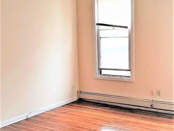 3rd image of 432 39th St #2D