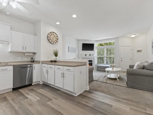 2230 W Vista Bella DRIVE, Oak Creek, WI 53154