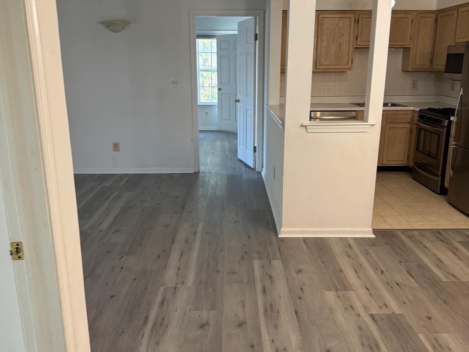 1038 Waterford Dr — Photo 2