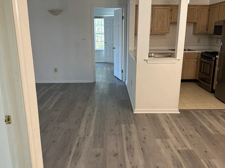 1038 Waterford Dr — Photo 2