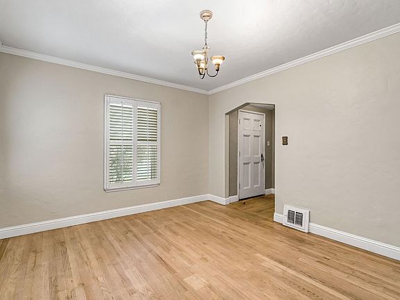 4th image of 215 E Clinton Ave