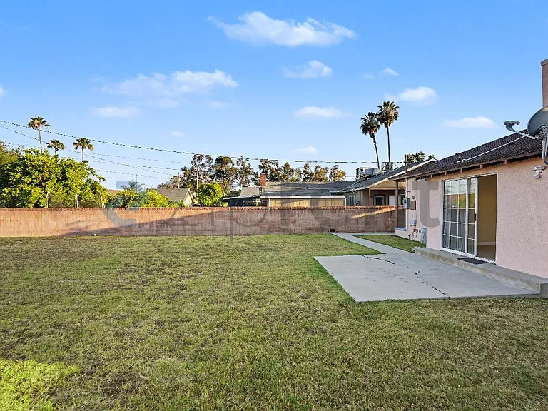 10916 Noble Ave — Photo 20
