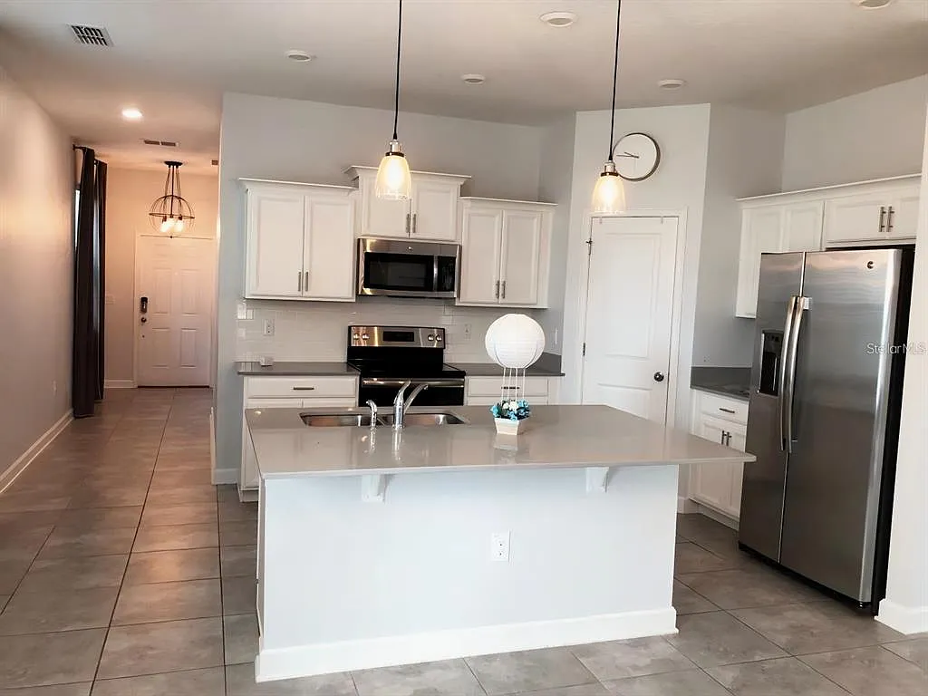 4 bed, 3.5 bath, 2475 sqft, $3,050 — Photo 2