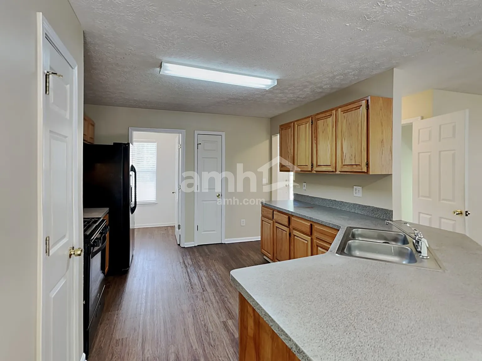 4 bed, 2.5 bath, 1888 sqft, $2,300 — Photo 3