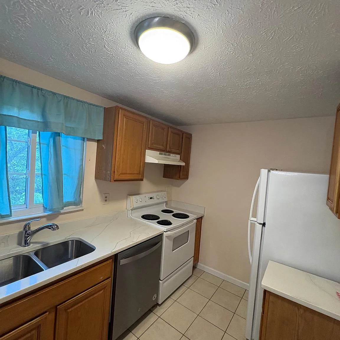 3 bed, 2.5 bath, 1060 sqft, $2,700 — Photo 3