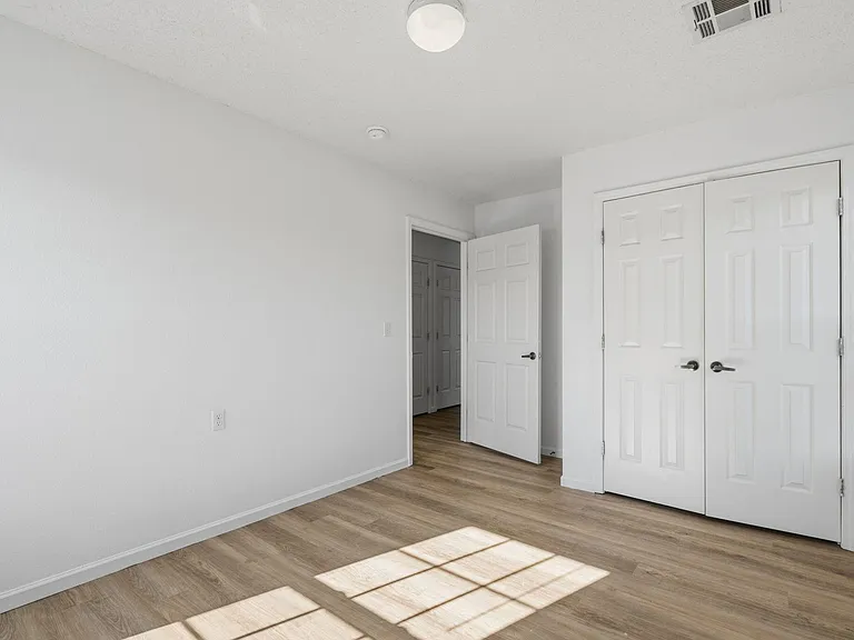 726 E Sunset St — Photo 14