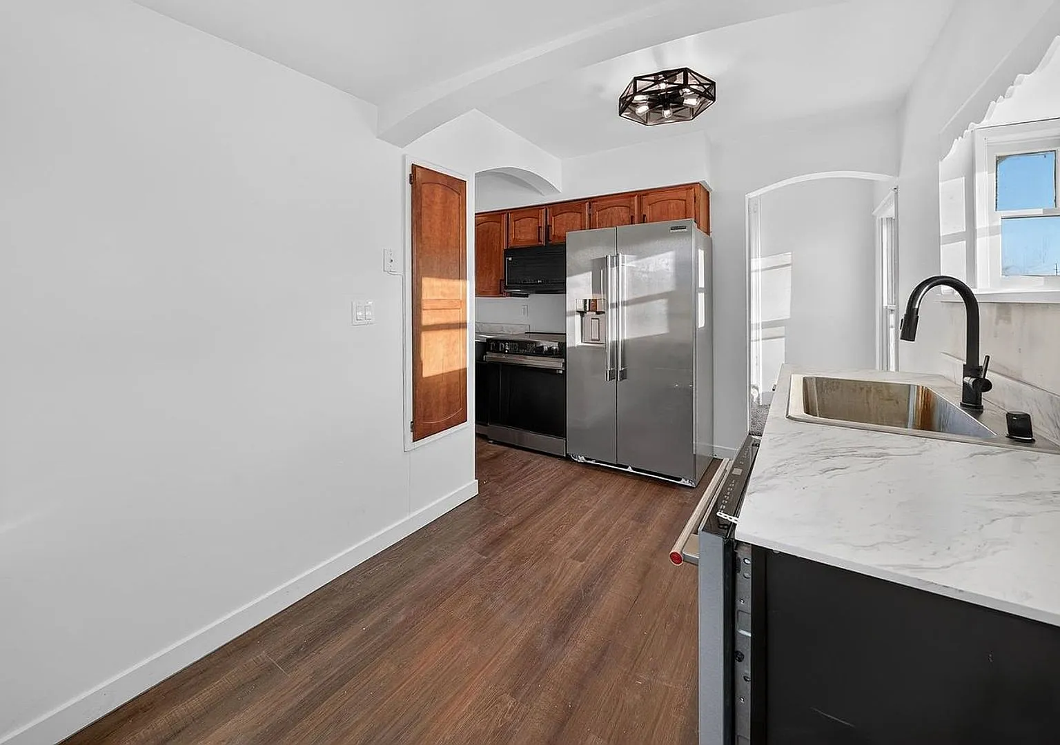 Newly Renovated 3 bedroom, 1.5 bathroom Single Family Home Available Now! — Photo 4