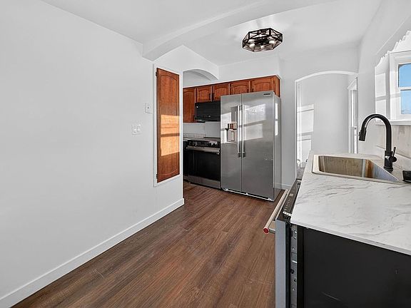 4th image of 1503 E Wellesley Ave