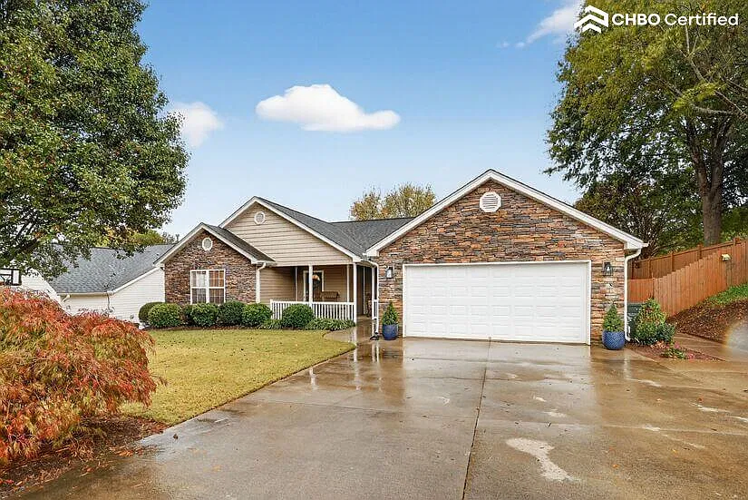 Beautiful 4BR Home Near Downtown Greer — Photo 3