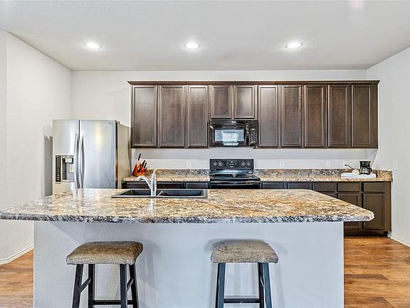 4th image of 2316 Arrowhead Dr