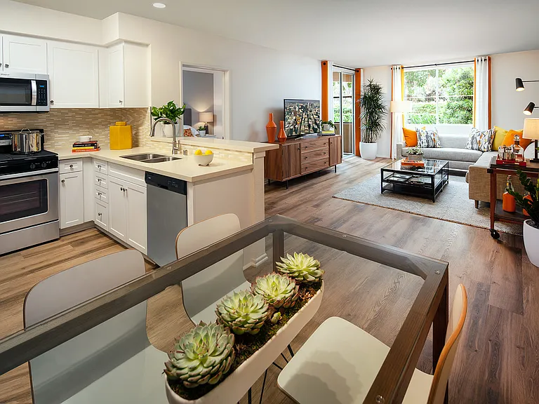Las Palmas Apartment Homes — Photo 1
