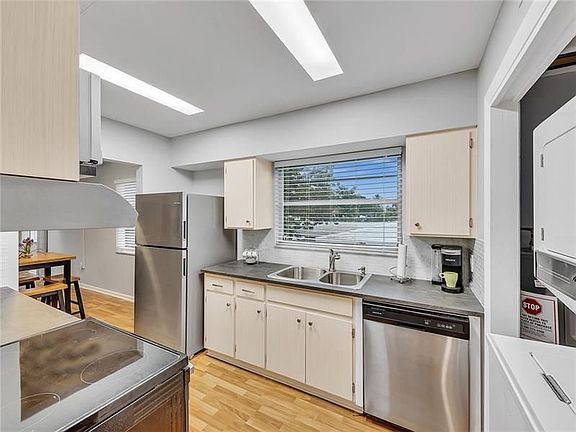 3rd image of 511 NW 25th St #2