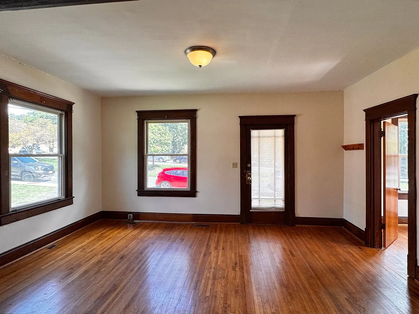 1905 Jefferson Park Avenue Unit B — Photo 2