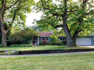 303 Thornwood Ln, Lake Bluff, IL 60044