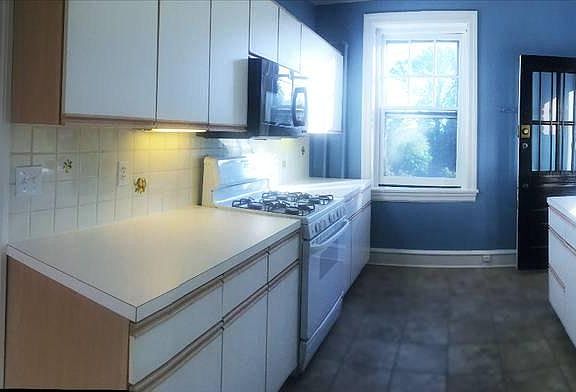 Spacious Kitchen with Gas Range, Dishwasher, Microwave, Garb