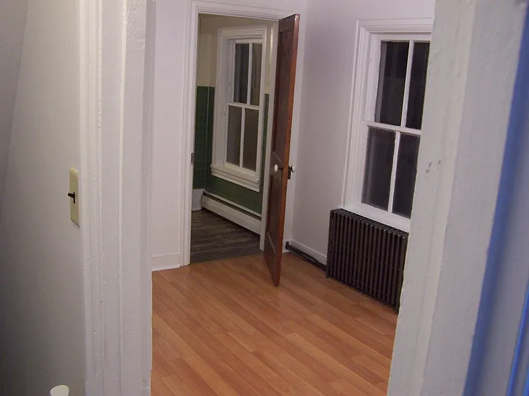 160 E Penn St — Photo 11