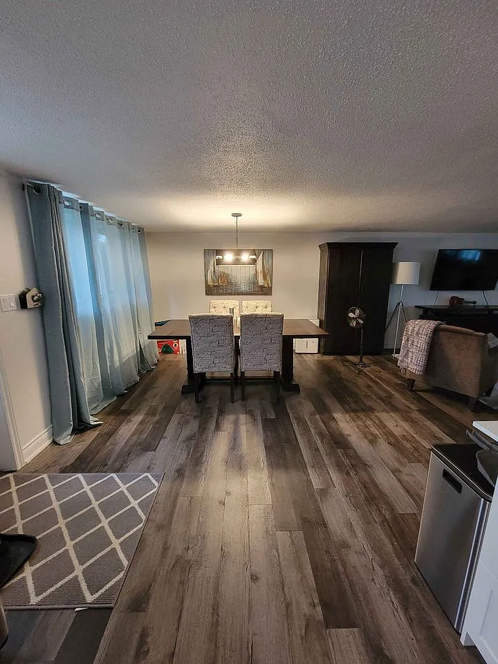 3 bed, 1.5 bath, 1350 sqft, $2,000 — Photo 2