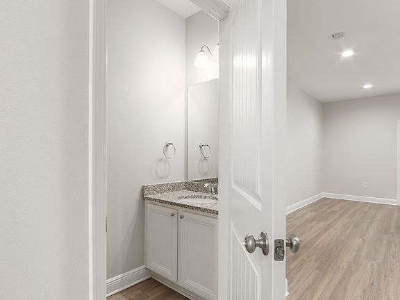 4th image of 1881 Pointe Dr