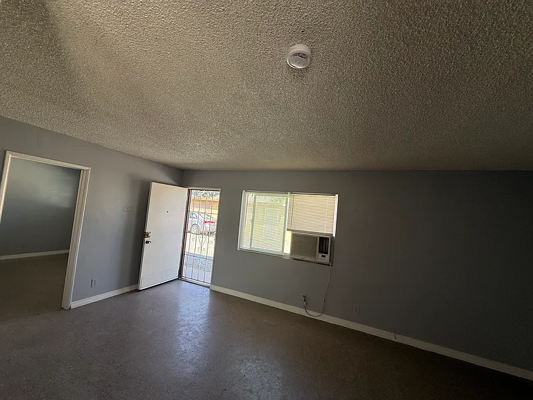 147 N Victoria Ave — Photo 31