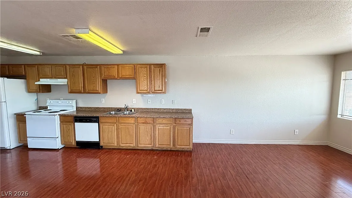 2 bed, 2.0 bath, 4108 sqft, $899 — Photo 4