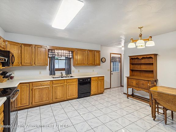 5th image of 806 E Walker St