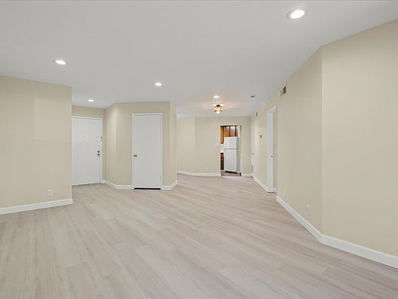 3rd image of 999 W Evelyn Trl #95