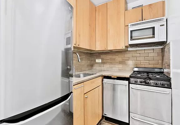 3rd image of 175 W 12th St APT 8K