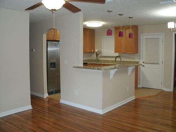 5th image of 924 Fontana Ct W