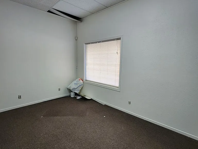 1055 Main St — Photo 2