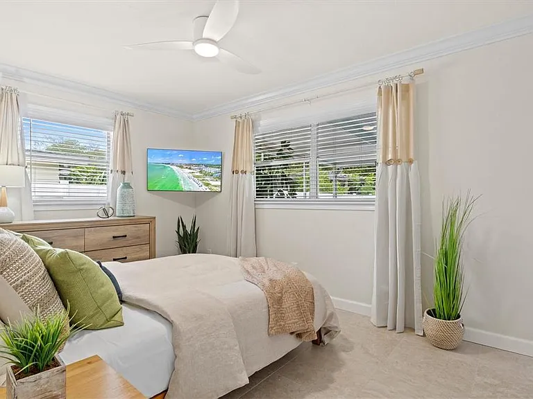 2641 Martin St — Photo 39