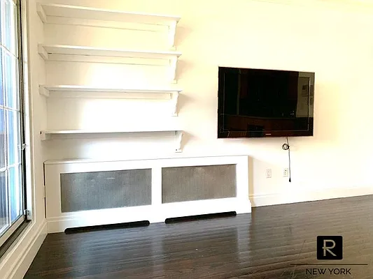 Sold by R New York | media 4