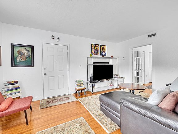 5th image of 210 Mendoza Avenue #3