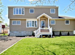 249 Verona Pkwy, Lindenhurst, NY 11757