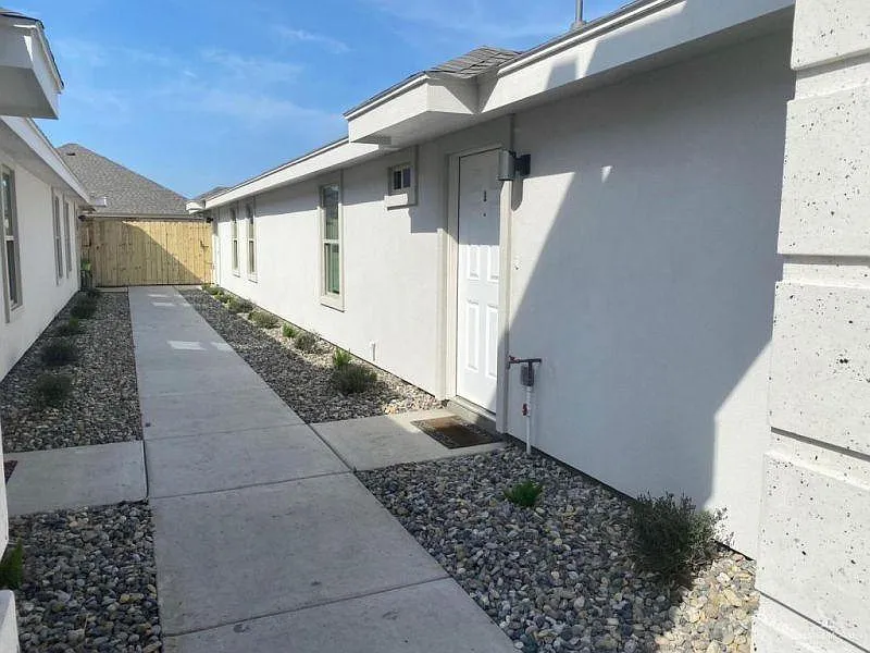 2 bed, 2.0 bath, 987 sqft, $1,050 — Photo 1