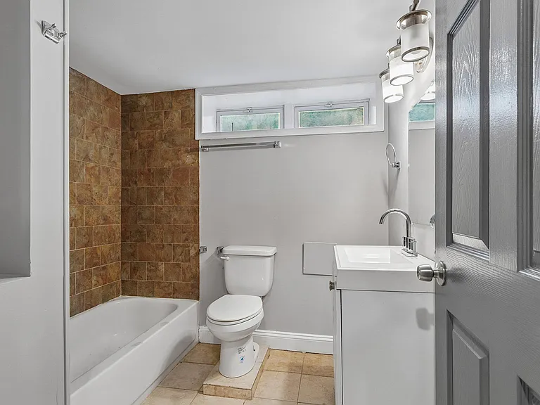 2817 Pelham Ave — Photo 22