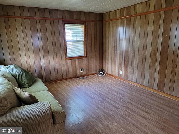 4th image of 304 N School St