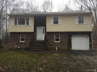 68 Giant Oak Rd, Ridge, NY 11961