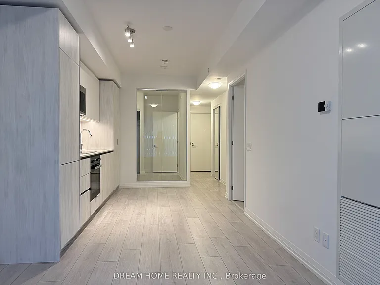 400 King St W #521 — Photo 9