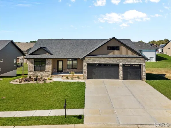 1827 Robins Mill Ct, Maryville, IL 62062
