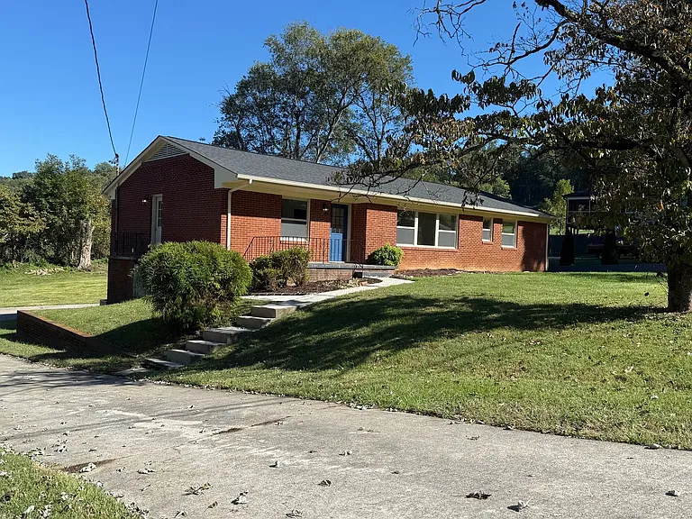 424 Bridge View Rd — Photo 1