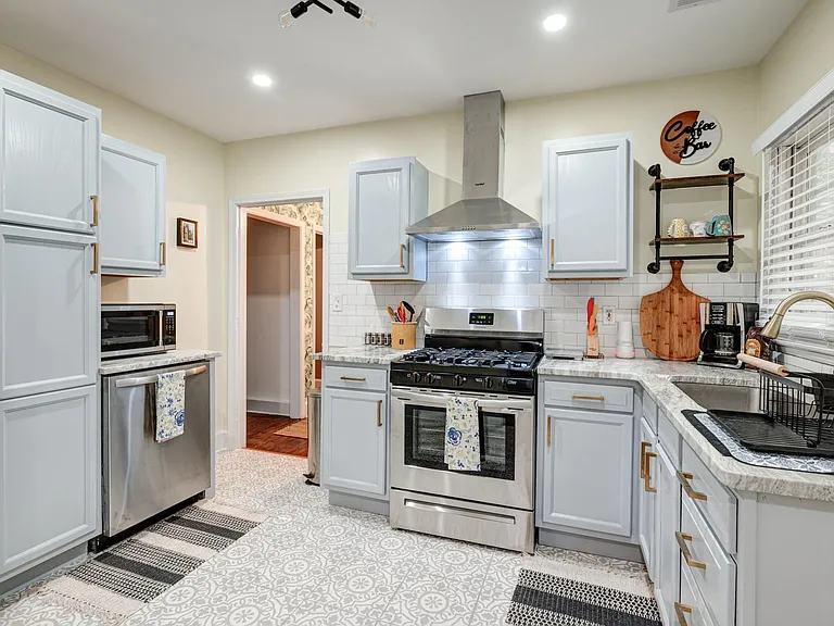 2518 Lester St — Photo 2