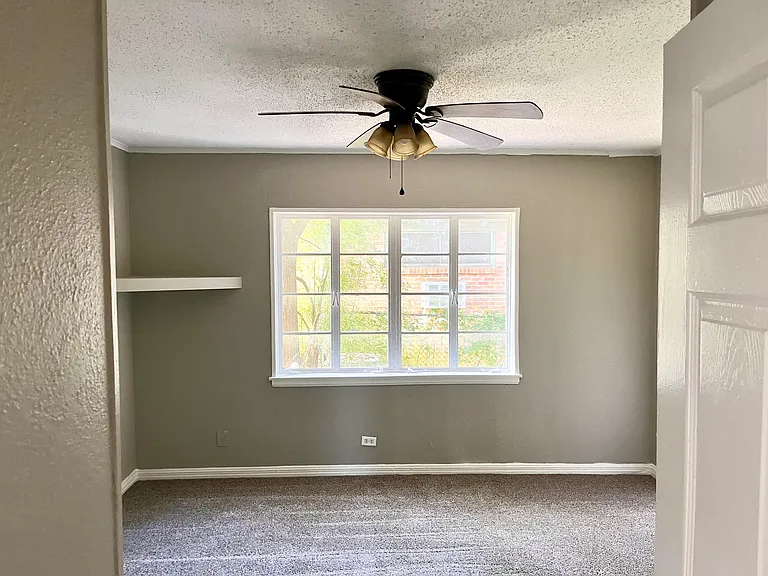 2441 N Akin St — Photo 5