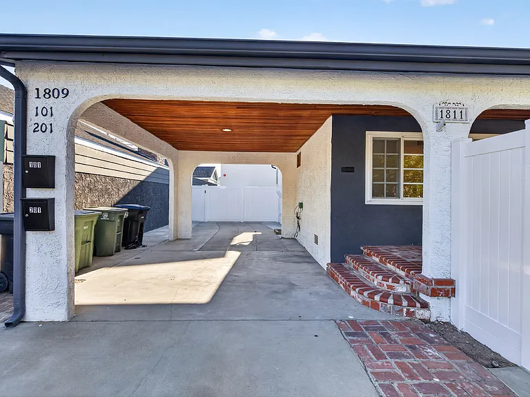 1811 N Avon St — Photo 1