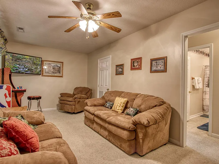 2913 Barnes Dr — Photo 6