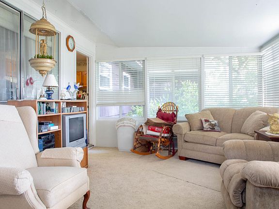 3rd image of 157 Rainbow Dr