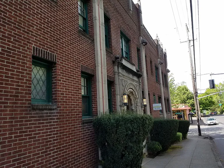 911 SE 60th Ave — Photo 3
