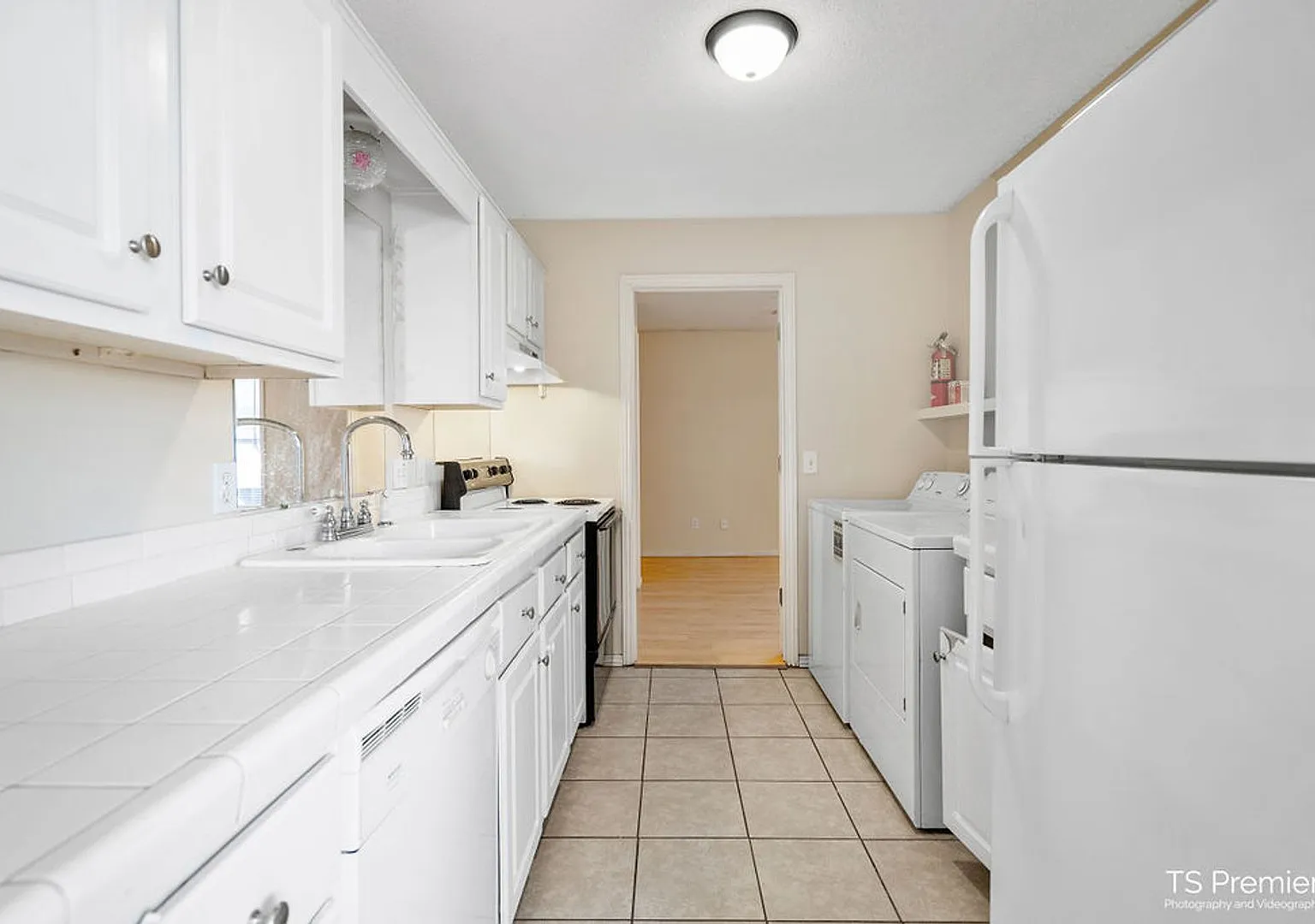 950 Lindell Ave — Photo 3