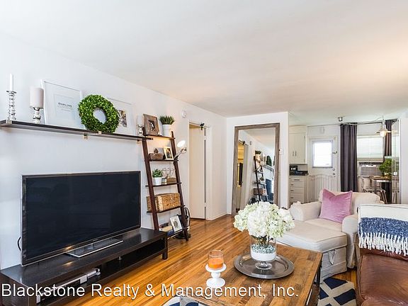 3rd image of 710 Bay St APT B