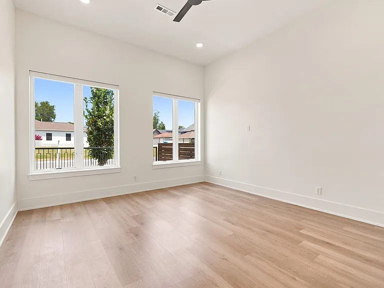 529 SW 5th St — Photo 10