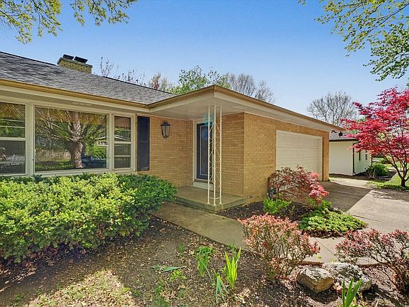 3rd image of 1105 Foothill Dr